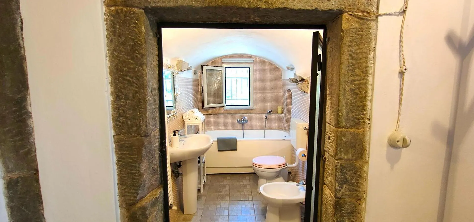 Bed and Breakfast La Casa Delle Pietre Parlanti - Casa In Pietra Ai Piedi Del Parco Delle 5 Terre à Biassa 0*,  Italie